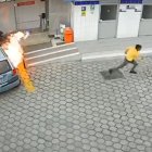 Delincuentes salieron corriendo tras incendiar un vehículo.