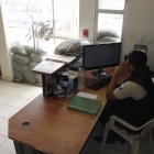 Ataque. Una de las puertas de vidrio de la UPC donde fue atacada la policía Songor fue destruida en el atentado y ha sido reemplazada por sacos de tierra.