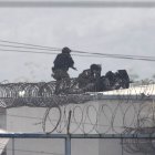 Operativos. Los policías y militares respondían a las balas desde distintos puntos de la Penitenciaría, recién pasadas las 13:00 lograron tomar el control.