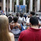 La Habana. Estudiantes universitarios observan el discurso del canciller cubano.