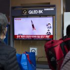 Seúl. Varias personas siguen en esta capital el lanzamiento de misiles.