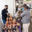 Feria. Propios y extraños disfrutaron el trabajo de los artesanos.