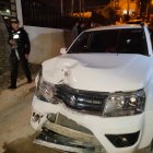 Al puro estilo de una película de acción. Hubo  plomo, persecución, detenidos , armas y explosivos decomisados. Todo eso en un solo hecho ocurrido en Manta, provincia de Manabí.

Eso de las 21h00, el barrio San Pedro, se convirtió en escenario de caos y nerviosismo. Varias detonaciones alertaron a los lugareños.

El coronel Patricio Almendariz, jefe Policial de la Subzona Manabí, dijo que sujetos armados pretendían ejecutar un sicariato. El blanco era un hombre que se movilizaba en un automóvil color blanco.

"El sujeto evadió el ataque. Los pistoleros en su huida fueron observados por personal policial y se dio una persecución. Ellos dispararon sobre una unidad nuestra pero no hubo heridos", dijo.


Los pistoleros huyeron hacia un puente de la zona, descendieron en medio de la vegetación. Dos de ellos fueron aprehendidos por elementos de la Policía que se desplegaron en l zona. 

Almendariz, dijo que el vehículo donde viajaba el blanco de los sicarios recibió varios tiros pero ninguno de ellos dio sobre su humanidad. El hombre huyó y fue socorrido por personal de la Policía Judicial.

"Hemos decomisado un dos fusiles calibre 2.23, una subametralladora y un granada. Además, los sujetos robaron una moto en la zona para tratar de huir", dijo Almendariz.

La Policía Nacional y sus unidades élites del UMO, GIR, GOE, entre otras, realizaban allanamientos en zonas de Manta y Montecristi tratando de dar con otros dos sujetos más que serían parte de una organización delictiva dedicada al sicariato y otros ilícitos.