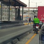 Peatón y motorizado realizando prácticas peligrosas en el carril de Metrovía