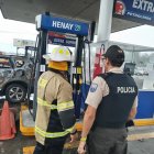 Un vehículo fue incinerado la tarde de este jueves en una gasolinera de Santo Domingo.