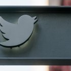 Vista del logo de Twitter afuera de sus oficinas en Nueva York, este 4 de noviembre de 2022.