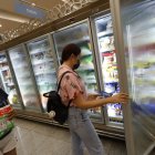 En los supermercados se encuentran nuggets y hamburguesas desde 1 dólar.