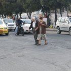 Irrespeto. Una pareja de la tercera edad cruzó la avenida Eloy Alfaro por donde mejor pudo. No existe ni siquiera un paso cebra trazado en la vía.