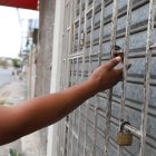 Realidad. En la ciudad se ha vuelto común ver candados y rótulos que alertan de una venta en los negocios.