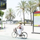 Sevilla. Una mujer en bicicleta pasa junto a un termómetro que marca 45 grados en una calle de esta urbe.