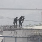 Operativos. Los policías y militares respondían a las balas desde distintos puntos de la Penitenciaría, recién pasadas las 13:00 lograron tomar el control