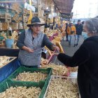 Exposición. Los artesanos buscan de alguna forma sostener la economía.