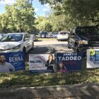 Registro general de carteles electorales de diferentes partidos puestos este viernes, 4 de noviembre, en un parque frente a un centro de votación, en Miami (Florida, EE.UU.).