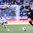 El delantero del Valladolid Gonzalo Plata (i) disputa el balón ante Carlos Clerc (d), defensa español del Elche, durante el partido correspondiente a la decimotercera jornada de LaLiga entre el Real Valladolid CF y el Elche CF disputado este sábado en el estadio José Zorrilla de Valladolid.