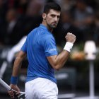Djokovic celebra tras vencer en un cotejo ajustado a Stefano Tsitisipas por 6-2, 3-6 y 7-6 (4).