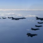 Los dos bombarderos B-1 aparecen escoltados por aviones caza de Estados Unidos y Corea del Sur, durante las maniobras conjuntas.