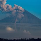 Fotografía de archivo en la que se registró una fumarola expelida por el volcán Sangay, en la provincia ecuatoriana de Morona Santiago.