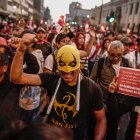 Personas se enfrentaron ayer, 5 de noviembre del 2022, a la policía peruana durante la marcha en contra del presidente Pedro Castillo, en Lima.