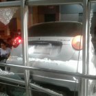 El accidente causó severos daños a la parada de la Metrovía y perjudica a los usuarios del servicio.