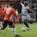 Danilo Pereira (d), del PSG, anotó el gol de la victoria ante el Lorient.