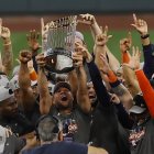 Los jugadores de los Astros pletóricos festejando con el trofeo de la Serie Mundial 2022.