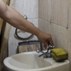 Los residentes de Urdesa dicen estar cansados por los continuos cortes de agua en la zona.
