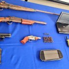 La Policía de Santo Domingo decomisó armas y equipos de comunicación.