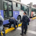 Accidente. Los paramédicos atendieron al motociclista.