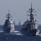 El destructor Takanami (derecha) de las Fuerza Marítima de Autodefensas de Japón, durante la Revisión Internacional de la Flota, este domingo 6 de noviembre.