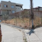 En la manzana L4 hay un predio vacío que está lleno de maleza.