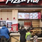 Restaurante.- Un grupo de personas en un local de Pizza Hut.