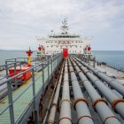 Transporte. Las tuberías para descargar el combustible.