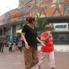 Entidad.- Personas pasan al pie del edificio de la Caja del IESS.