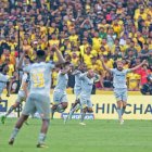 Édison Vega, volante de Aucas, celebra su tanto ante Barcelona en el Monumental.