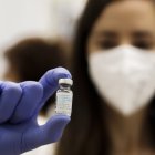 Imagen de archivo de una enfermera que muestra un vial de la vacuna contra la viruela del mono.