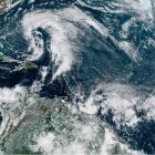otografía satelital cedida por la Oficina Nacional de Administración Oceánica y Atmosférica (NOAA) a través del Centro Nacional de Huracanes (NHC) donde se muestra el estado del clima en el Atlántico.