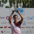 Daniel, levantando el título del Challenger de Guayaquil, tras ganar un torneo similar en Lima, Perú la semana pasada.