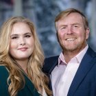 Con su padre, el rey Guillemo.