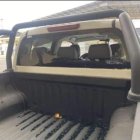 La parte posterior de la camioneta resultó afectada, como se observa en la imagen.