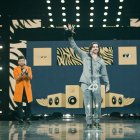 Pablo López fue el encargado de entregarle el reconocimiento al colombiano