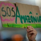 Imagen de archivo que muestra a una persona sosteniendo una pancarta durante el Día de la Amazonía, en la ciudad de Brasilia (Brasil).