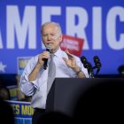 El presidente de Estados Unidos, Joe Biden, interviene en un mitin del Partido Demócrata en la víspera del día de las elecciones en la Universidad Estatal de Bowie, en Maryland.