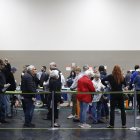La gente espera en fila para votar en un lugar de votación en Las Vegas, Nevada, EE. UU., el 8 de noviembre de 2022.
