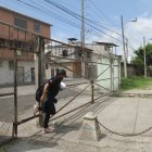 Por las cercas colocadas en los alrededores de la ciudadela, entran y salen personas ajenas a la zona, señalan los residentes.