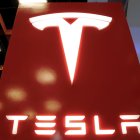 Fotografía de archivo en la que se registró un logo de la automotriz eléctrica estadounidense Tesla.