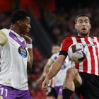 BILBAO, 08/11/2022.- El lateral del Athletic Óscar de Marcos (d) trata de controlar un balón ante Gonzalo Plata, del Valladolid, durante el encuentro de la decimocuarta jornada de la Liga Santander entre el Athletic Club y el Real Valladolid disputado este martes en el estadio de San Mamés, en Bilbao. EFE/Miguel Toña