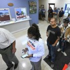 Personas acuden a votar en Avondale Estates, Georgia, este 8 de noviembre de 2022.