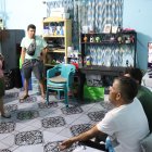 La directora del albergue "Todo por ellos", Lorenza Reyes (i), habla con migrantes venezolanos, en Tapachula (México). EFE/ Juan Manuel Blanco