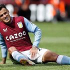El jugador del Aston Villa sufrió un desgarro en Inglaterra que afectaron.