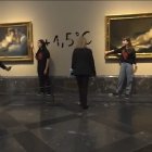 Madrid. Momento en el que activistas de Futuro Vegetal se pegan a los marcos de cuadros del Museo del Prado.